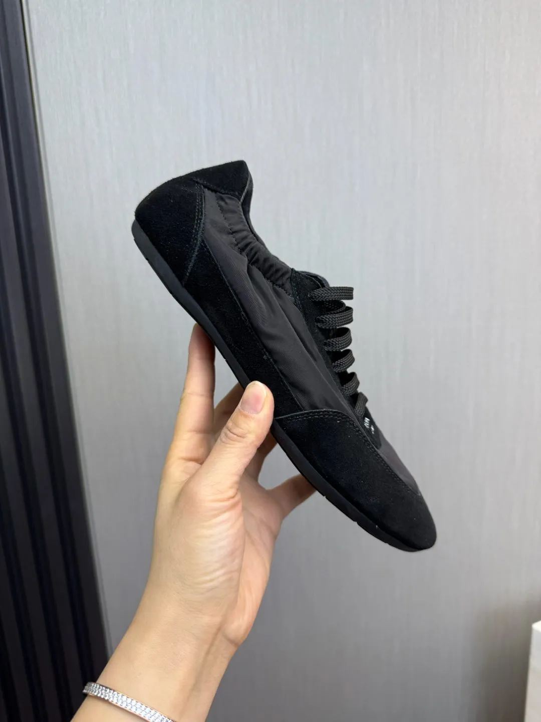 Men's shoes 💰600💰 PRADA 2025 Early Spring Collapse New Couple Style Sports Shoes Moral Training Shoes The name Collapse comes from the fact that it can be easily put on and taken off with bare hands. The light and comfortable features make it more relaxed and casual. The side elastic design can be worn twice! Super comfortable catwalk sneakers, as light and thin as ballet slippers, as comfortable as sneakers, comfortable and super light on the feet. Fabric: nubuck leather spliced ​​with nylon cloth. Silk cowhide foot pads. Size: Women's code 35/40 Men's code 39/45